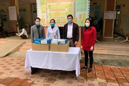 Ban Chỉ đạo phòng, chống dịch bệnh Covid-19 huyện tặng nhu yếu phẩm phòng, chống dịch cho Trung tâm Y tế huyện