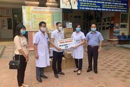 Công ty TNHH Minh Phương tặng quà cho TT Y tế huyện, hỗ trợ phòng chống covid-19.